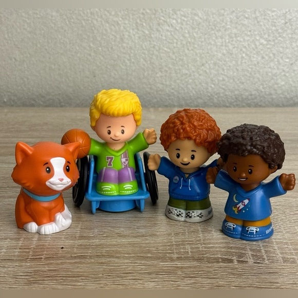 Fisher-Price Other - Fisher Price Little People Lot Of Four Figures